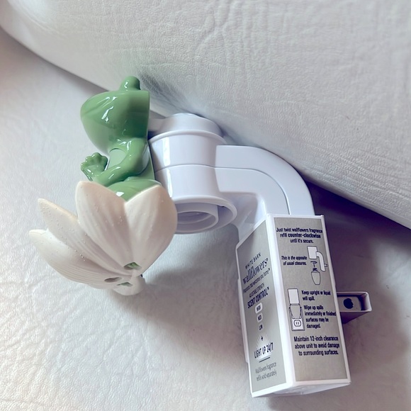 Yoga Frog Scent Control Wallflower Nightlight! - Picture 2 of 3